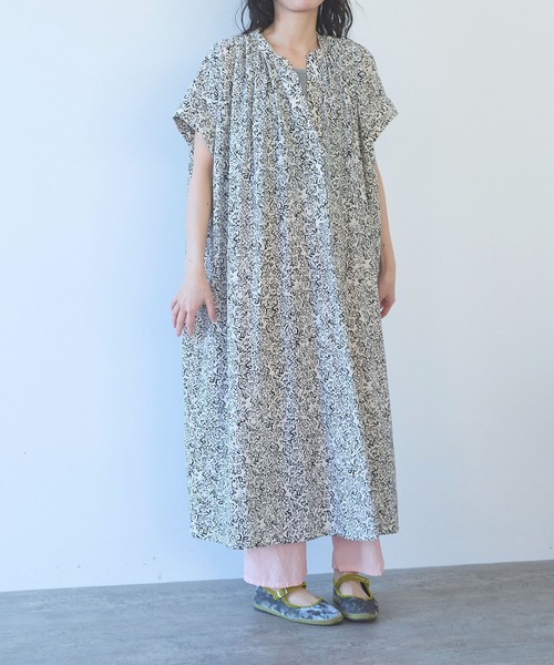 yuni（ユニ　）の「rayon cupla cotton flower print kaftan one-piece（ワンピース・レディース・アイボリー・FREE）」の2枚目の写真
