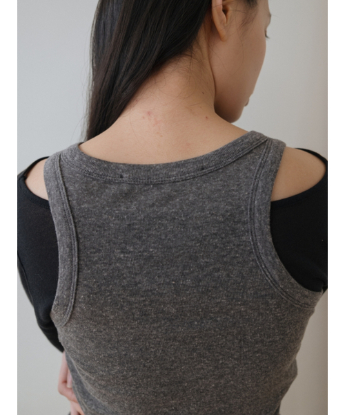 UNNOUT（アナウト）の「DELICATE SCOOP NECK SLEEVELESS SHIRT CHARCOAL（Tシャツ/カットソー・レディース・その他・ONE SIZE）」の4枚目の写真