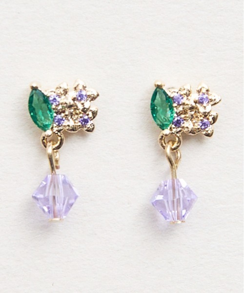 Zoule(ゾーラ)の「Zoule ゾーラ:FLOWER LETTER SERIES jewel flower letter3 花言葉 アジサイ クローバー ピアス(ピアス(両耳用)・レディース・パープル/グリーン・FREE)」の1枚目の写真