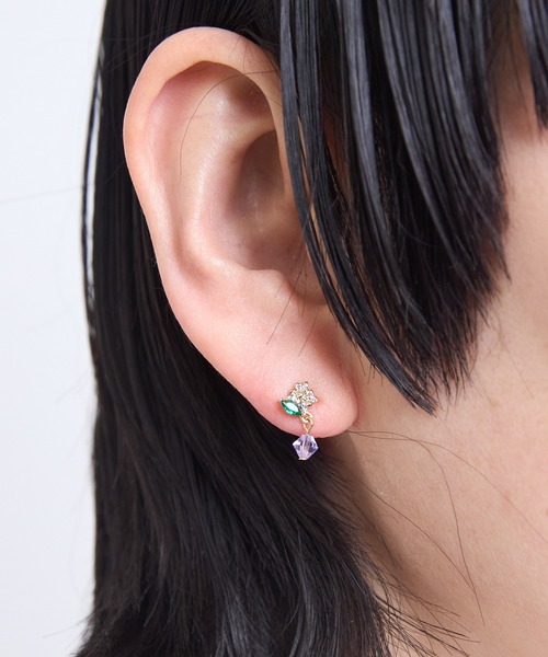 Zoule(ゾーラ)の「Zoule ゾーラ:FLOWER LETTER SERIES jewel flower letter3 花言葉 アジサイ クローバー ピアス(ピアス(両耳用)・レディース・パープル/グリーン・FREE)」の4枚目の写真