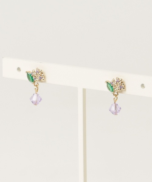 Zoule(ゾーラ)の「Zoule ゾーラ:FLOWER LETTER SERIES jewel flower letter3 花言葉 アジサイ クローバー ピアス(ピアス(両耳用)・レディース・パープル/グリーン・FREE)」の7枚目の写真