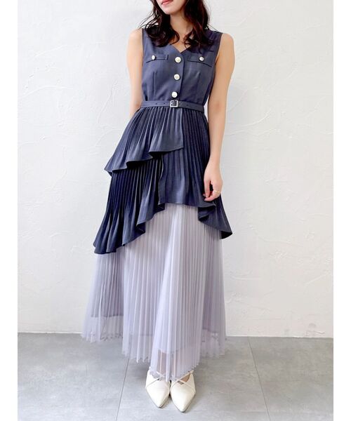 dazzlin（ダズリン）の「アシメプリーツジレワンピース（ワンピース・レディース・チャコールグレー/オフホワイト/インディゴブルー・MEDIUM/SMALL）」の2枚目の写真