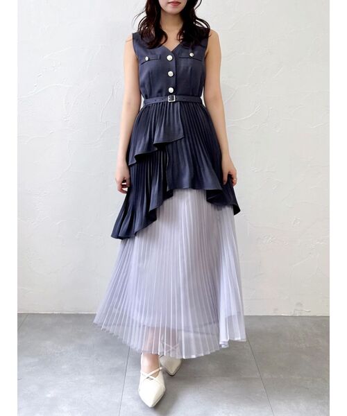 dazzlin（ダズリン）の「アシメプリーツジレワンピース（ワンピース・レディース・チャコールグレー/オフホワイト/インディゴブルー・MEDIUM/SMALL）」の8枚目の写真