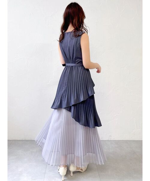 dazzlin（ダズリン）の「アシメプリーツジレワンピース（ワンピース・レディース・チャコールグレー/オフホワイト/インディゴブルー・MEDIUM/SMALL）」の13枚目の写真