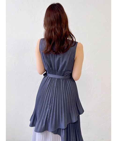 dazzlin（ダズリン）の「アシメプリーツジレワンピース（ワンピース・レディース・チャコールグレー/オフホワイト/インディゴブルー・MEDIUM/SMALL）」の15枚目の写真