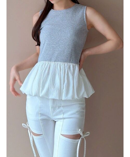 RESEXXY(リゼクシー)の「ラッフルペプラムカットトップス(Tシャツ/カットソー・レディース・ホワイト/グレー/ブラック・FREE)」の3枚目の写真