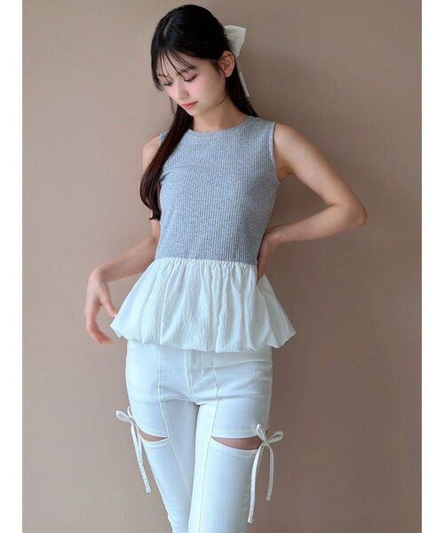 RESEXXY(リゼクシー)の「ラッフルペプラムカットトップス(Tシャツ/カットソー・レディース・ホワイト/グレー/ブラック・FREE)」の4枚目の写真