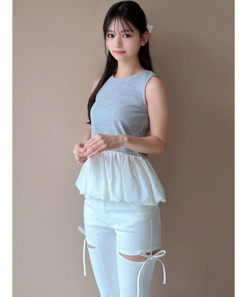 RESEXXY(リゼクシー)の「ラッフルペプラムカットトップス(Tシャツ/カットソー・レディース・ホワイト/グレー/ブラック・FREE)」の6枚目の写真