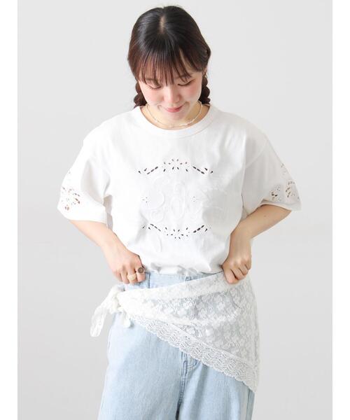 Samansa Mos2（サマンサ モスモス）の「三角ストール付カットワーク刺繍Tシャツ（Tシャツ/カットソー・レディース・グレー/オフホワイト/チャコールグレー・F）」の2枚目の写真