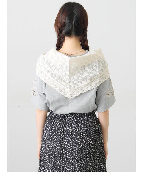 Samansa Mos2（サマンサ モスモス）の「三角ストール付カットワーク刺繍Tシャツ（Tシャツ/カットソー・レディース・グレー/オフホワイト/チャコールグレー・F）」の7枚目の写真