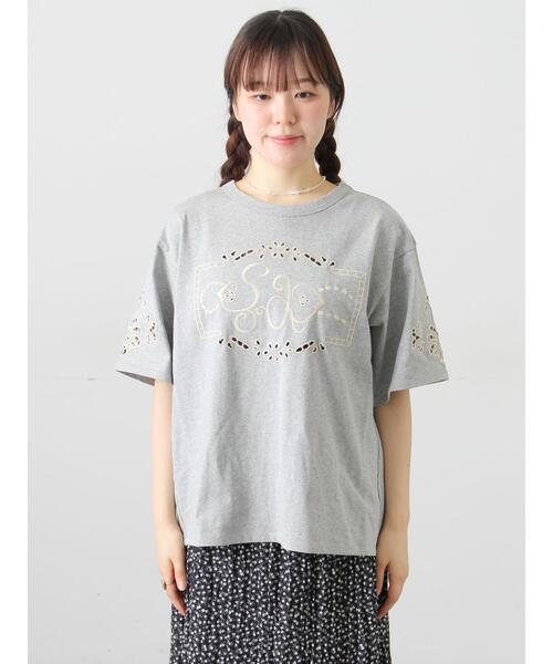 Samansa Mos2（サマンサ モスモス）の「三角ストール付カットワーク刺繍Tシャツ（Tシャツ/カットソー・レディース・グレー/オフホワイト/チャコールグレー・F）」の5枚目の写真