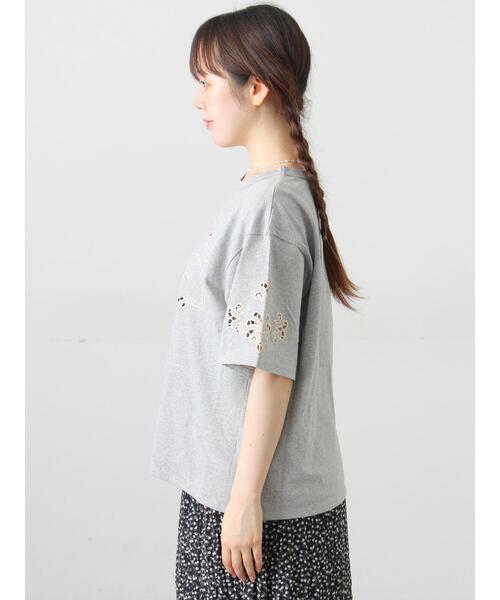 Samansa Mos2（サマンサ モスモス）の「三角ストール付カットワーク刺繍Tシャツ（Tシャツ/カットソー・レディース・グレー/オフホワイト/チャコールグレー・F）」の4枚目の写真
