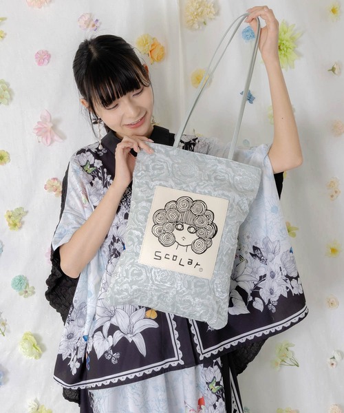 ScoLar(スカラー)の「662432:スカラーちゃん付きフラワー柄トートバッグ(ショルダーバッグ・レディース・サックスブルー/ブラック/パープル/ベージュ・FREE)」の6枚目の写真