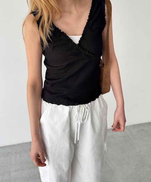 CANAL JEAN(キャナルジーン)の「SLEEK レーストリムカシュクールタンクトップ(タンクトップ・レディース・アイボリー/ブラック・ONE SIZE)」の2枚目の写真