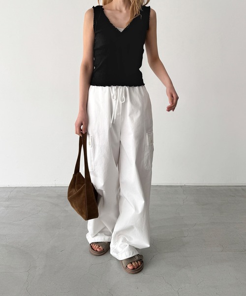 CANAL JEAN(キャナルジーン)の「SLEEK レーストリムカシュクールタンクトップ(タンクトップ・レディース・アイボリー/ブラック・ONE SIZE)」の13枚目の写真
