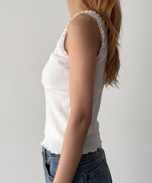 CANAL JEAN(キャナルジーン)の「SLEEK レーストリムカシュクールタンクトップ(タンクトップ・レディース・アイボリー/ブラック・ONE SIZE)」の4枚目の写真