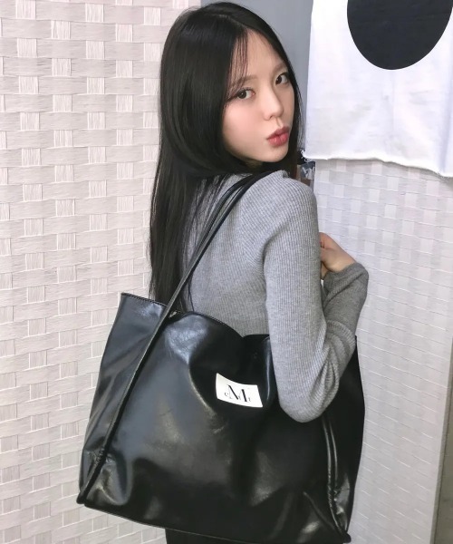 Ada.(エイダ)の「◇MUCENT◇ギリシャ レザー ショルダーバッグ GRIEK LEATHER SHOULDER BAG(ショルダーバッグ・レディース・ブラック・FREE)」の4枚目の写真