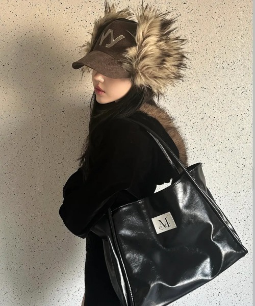 Ada.(エイダ)の「◇MUCENT◇ギリシャ レザー ショルダーバッグ GRIEK LEATHER SHOULDER BAG(ショルダーバッグ・レディース・ブラック・FREE)」の5枚目の写真