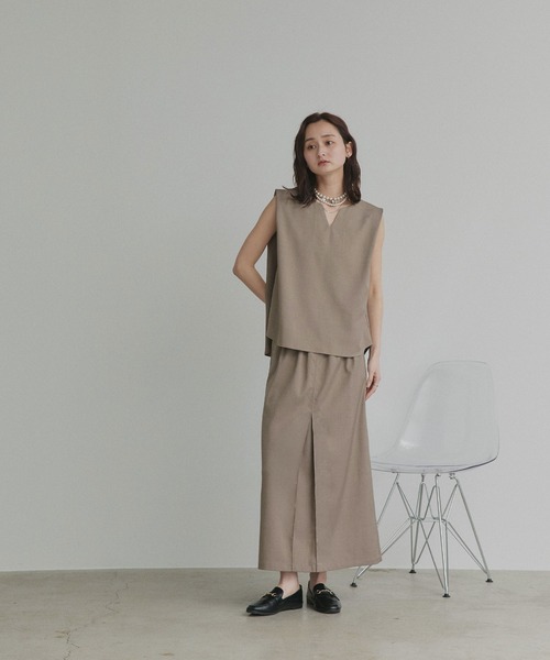 ad thie(アドティエ)の「キーネックベスト ナロースカート セットアップ(セットアップ・レディース・ブラック/チャコール/グレイッシュブルー/グレイッシュベージュ・FREE)」の1枚目の写真