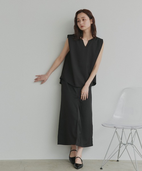 ad thie(アドティエ)の「キーネックベスト ナロースカート セットアップ(セットアップ・レディース・ブラック/チャコール/グレイッシュブルー/グレイッシュベージュ・FREE)」の2枚目の写真