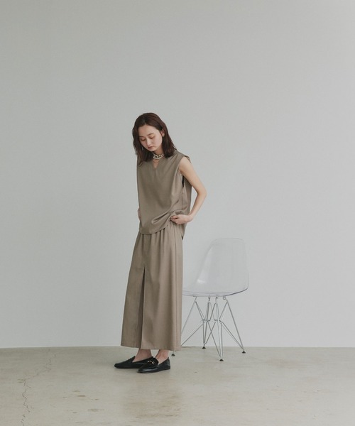 ad thie(アドティエ)の「キーネックベスト ナロースカート セットアップ(セットアップ・レディース・ブラック/チャコール/グレイッシュブルー/グレイッシュベージュ・FREE)」の22枚目の写真