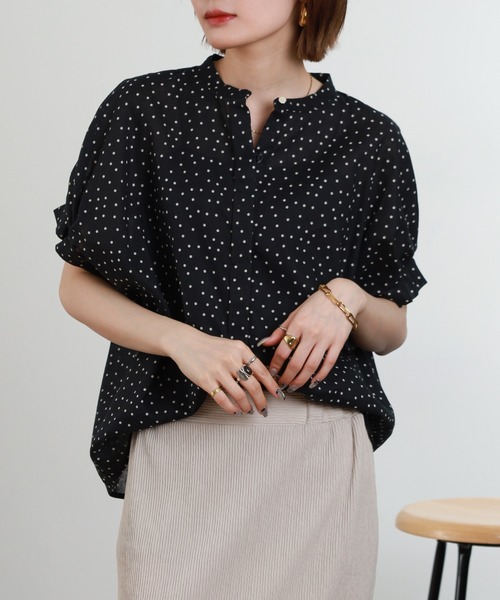 Anna Nicola(アンナニコラ)の「Anna Nicola 麻混ドットプリントタック袖ブラウス 半袖(シャツ/ブラウス・レディース・ブラック/ベージュ・38)」の1枚目の写真