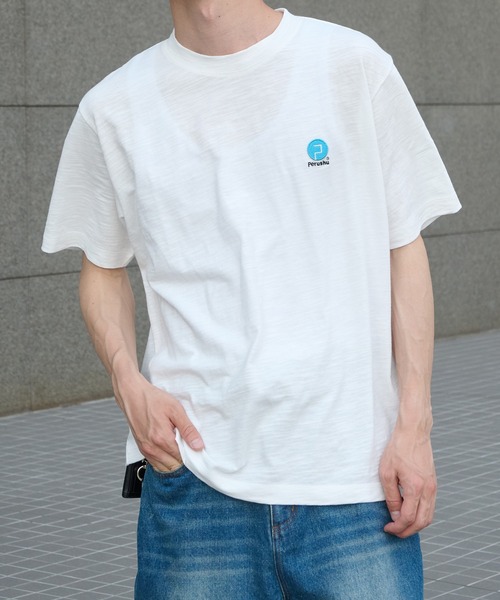 Perushu（ペルーシュ）の「ONE-POINT EMBROIDERY SLUB T SHIRT／ワンポイント刺繍ロゴスラブTシャツ（Tシャツ/カットソー・メンズ・ブラック/グレー/オフホワイト・MEDIUM/LARGE）」の2枚目の写真