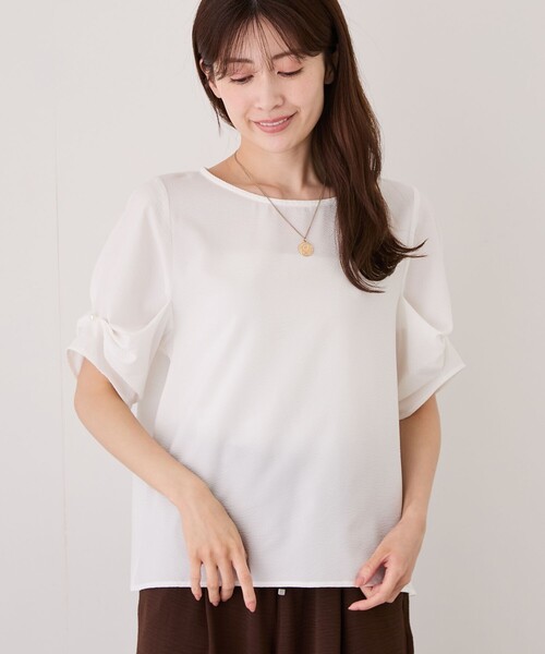 Jayro(ジャイロ)の「タックディティールスリーブブラウス(シャツ/ブラウス・レディース・ホワイト系その他/ブラック系その他/ブルー系その他5・M)」の2枚目の写真