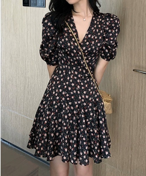 CHUL(チュル)の「フラワープリントカシュクールミニワンピース(ワンピース・レディース・ブラック・XX-LARGE/X-LARGE/LARGE/MEDIUM)」の1枚目の写真