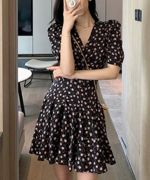 CHUL(チュル)の「フラワープリントカシュクールミニワンピース(ワンピース・レディース・ブラック・XX-LARGE/X-LARGE/LARGE/MEDIUM)」の2枚目の写真
