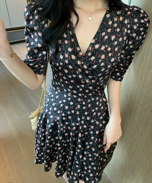 CHUL(チュル)の「フラワープリントカシュクールミニワンピース(ワンピース・レディース・ブラック・XX-LARGE/X-LARGE/LARGE/MEDIUM)」の3枚目の写真
