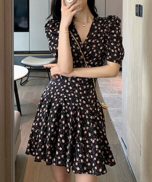 CHUL(チュル)の「フラワープリントカシュクールミニワンピース(ワンピース・レディース・ブラック・XX-LARGE/X-LARGE/LARGE/MEDIUM)」の4枚目の写真