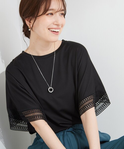 SHOO・LA・RUE（シューラルー）の「【ひんやり/UV】お袖レースが上品 ゆったりとろみトップス（Tシャツ/カットソー・レディース・ブラック/キャメル/ブルー系その他/サックスブルー/ホワイト/ベージュ・00）」の2枚目の写真