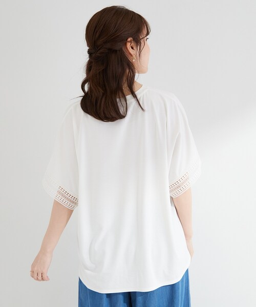 SHOO・LA・RUE（シューラルー）の「【ひんやり/UV】お袖レースが上品 ゆったりとろみトップス（Tシャツ/カットソー・レディース・ブラック/キャメル/ブルー系その他/サックスブルー/ホワイト/ベージュ・00）」の18枚目の写真
