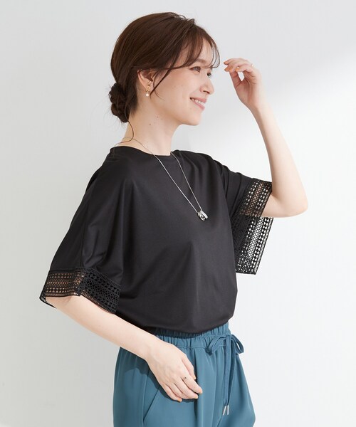 SHOO・LA・RUE（シューラルー）の「【ひんやり/UV】お袖レースが上品 ゆったりとろみトップス（Tシャツ/カットソー・レディース・ブラック/キャメル/ブルー系その他/サックスブルー/ホワイト/ベージュ・00）」の22枚目の写真