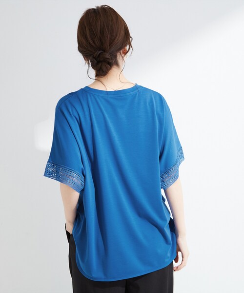 SHOO・LA・RUE（シューラルー）の「【ひんやり/UV】お袖レースが上品 ゆったりとろみトップス（Tシャツ/カットソー・レディース・ブラック/キャメル/ブルー系その他/サックスブルー/ホワイト/ベージュ・00）」の8枚目の写真