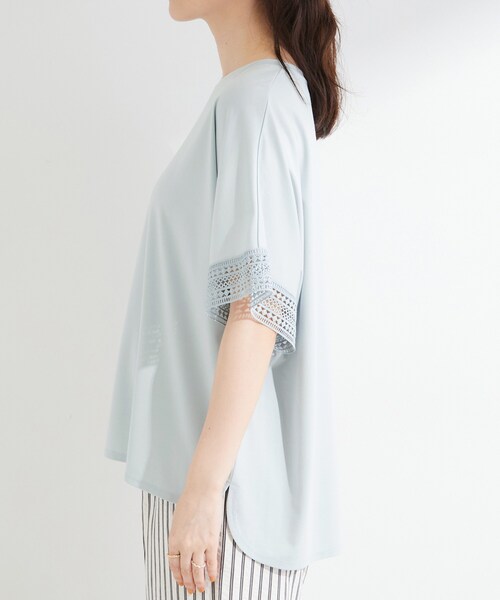 SHOO・LA・RUE（シューラルー）の「【ひんやり/UV】お袖レースが上品 ゆったりとろみトップス（Tシャツ/カットソー・レディース・ブラック/キャメル/ブルー系その他/サックスブルー/ホワイト/ベージュ・00）」の12枚目の写真