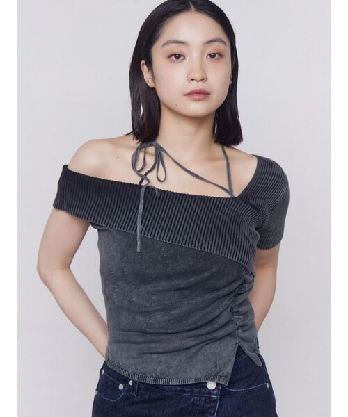 EMODA(エモダ)の「チョーカーギャザーショートスリーブニット(ニット/セーター・レディース・レッド/ブラック/ブルー・FREE)」の10枚目の写真