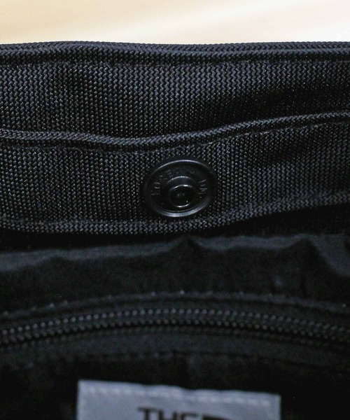 THE NORTH FACE(ザノースフェイス)の「TNF トリグバッグ ミニ Wl Trig Bag Mini 韓国限定(トートバッグ・レディース・ブラック・ONE)」の2枚目の写真