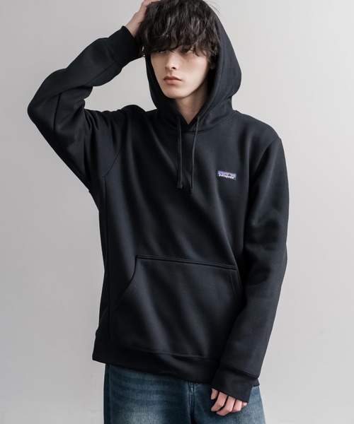 patagonia(パタゴニア)の「Patagonia パタゴニア M'S P 6 LABEL UPRISAL HOODY ラベルアップライザルフーディ/裏起毛長袖プルオーバーパーカー(パーカー・メンズ・ブラック/ブルー・XL/L/M/S)」の1枚目の写真