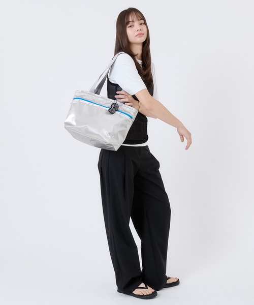 LeSportsac(レスポートサック)の「【DORAEMON】TWO HANDLE ZIP TOTE(トートバッグ・レディース・シルバー・FREE)」の3枚目の写真