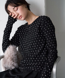 限定展開　シャーリング ドット クルーネック ロングスリーブ トップス
