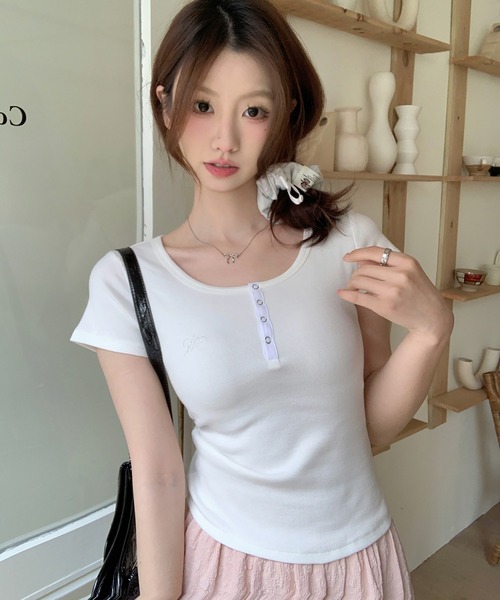 Girly Doll(ガーリードール)の「ヘンリーネック刺繍ポイント入りTシャツ(Tシャツ/カットソー・レディース・グレー/ブラック/ホワイト・FREE)」の2枚目の写真
