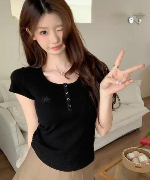 Girly Doll(ガーリードール)の「ヘンリーネック刺繍ポイント入りTシャツ(Tシャツ/カットソー・レディース・グレー/ブラック/ホワイト・FREE)」の1枚目の写真