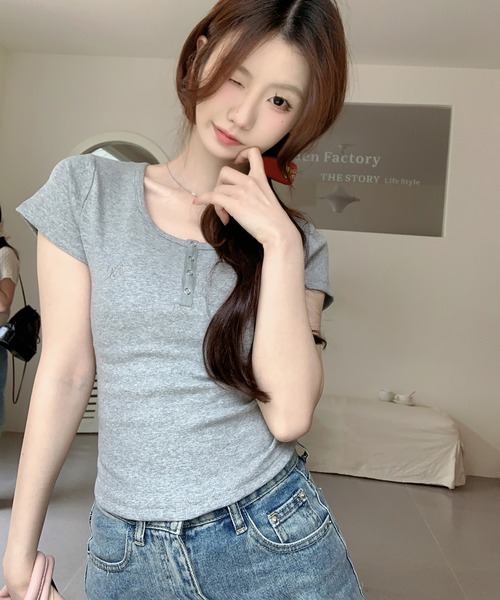 Girly Doll(ガーリードール)の「ヘンリーネック刺繍ポイント入りTシャツ(Tシャツ/カットソー・レディース・グレー/ブラック/ホワイト・FREE)」の4枚目の写真