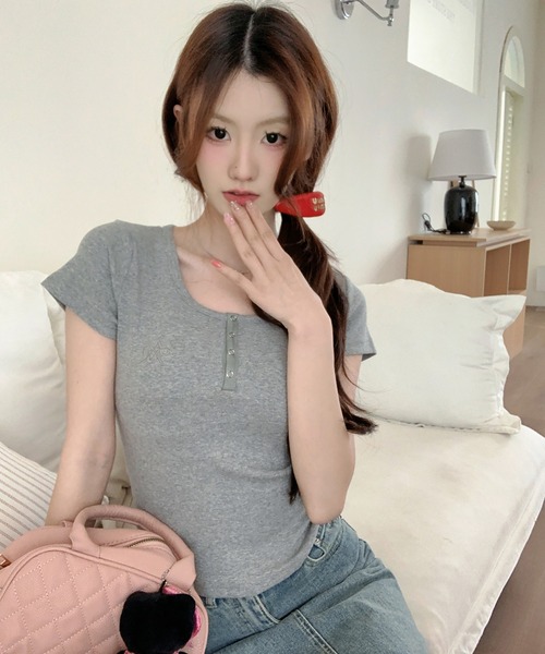 Girly Doll(ガーリードール)の「ヘンリーネック刺繍ポイント入りTシャツ(Tシャツ/カットソー・レディース・グレー/ブラック/ホワイト・FREE)」の5枚目の写真