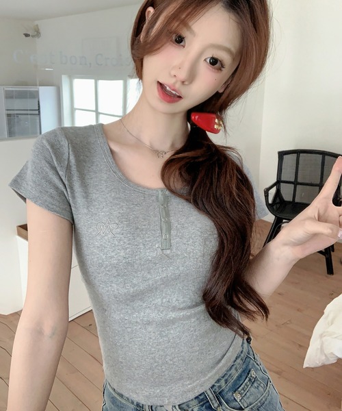 Girly Doll(ガーリードール)の「ヘンリーネック刺繍ポイント入りTシャツ(Tシャツ/カットソー・レディース・グレー/ブラック/ホワイト・FREE)」の7枚目の写真