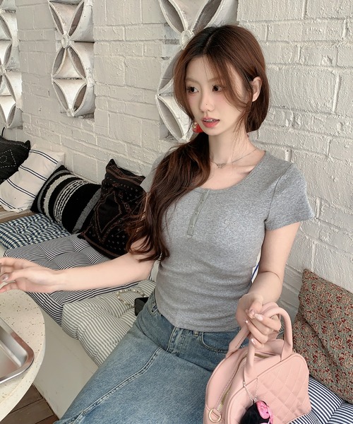 Girly Doll(ガーリードール)の「ヘンリーネック刺繍ポイント入りTシャツ(Tシャツ/カットソー・レディース・グレー/ブラック/ホワイト・FREE)」の8枚目の写真