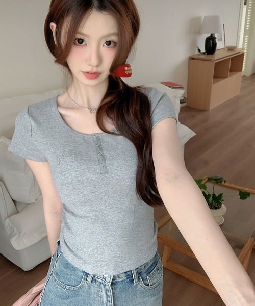 Girly Doll(ガーリードール)の「ヘンリーネック刺繍ポイント入りTシャツ(Tシャツ/カットソー・レディース・グレー/ブラック/ホワイト・FREE)」の10枚目の写真