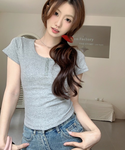 Girly Doll(ガーリードール)の「ヘンリーネック刺繍ポイント入りTシャツ(Tシャツ/カットソー・レディース・グレー/ブラック/ホワイト・FREE)」の13枚目の写真